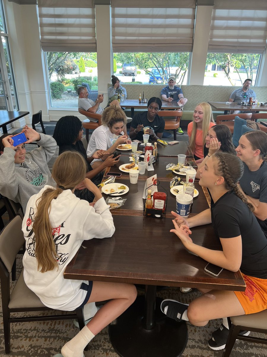 MissouriPhenom's tweet photo. Team dinners are always a hit https://t.co/oeGocA4MIm