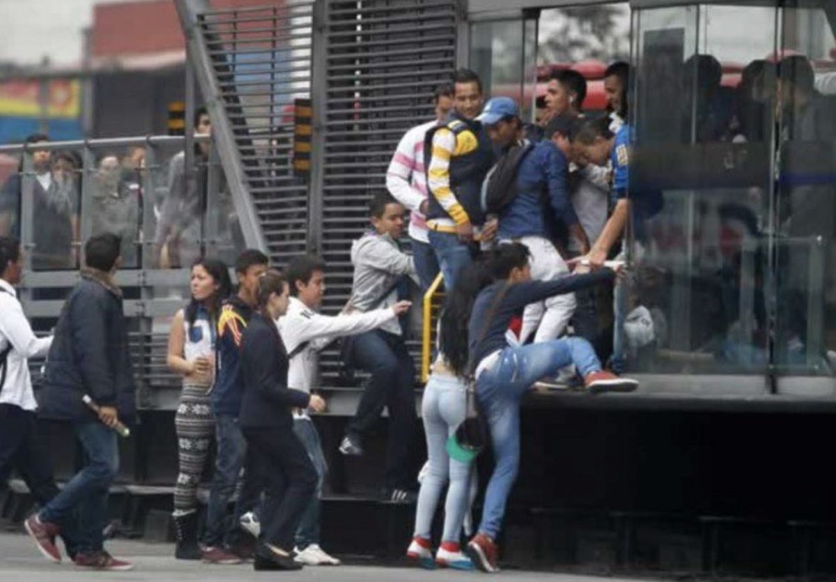 jaespinelr's tweet photo. Colarte en transmilenio no te va ayudar en nada en tu vida… https://t.co/AqATwSdFIQ
