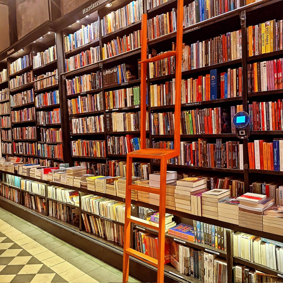 marceloreis's tweet photo. As livrarias são uma paixão!
Por mais que eu use mais e mais @AmazonKindle, um passeio por elas é sempre uma delícia, principalmente para alguém que devora livros e ama escrever!
Que haja mais livrarias, mais livros, prosa, poesia, escritores, editoras! https://t.co/4TyFKW4OeI