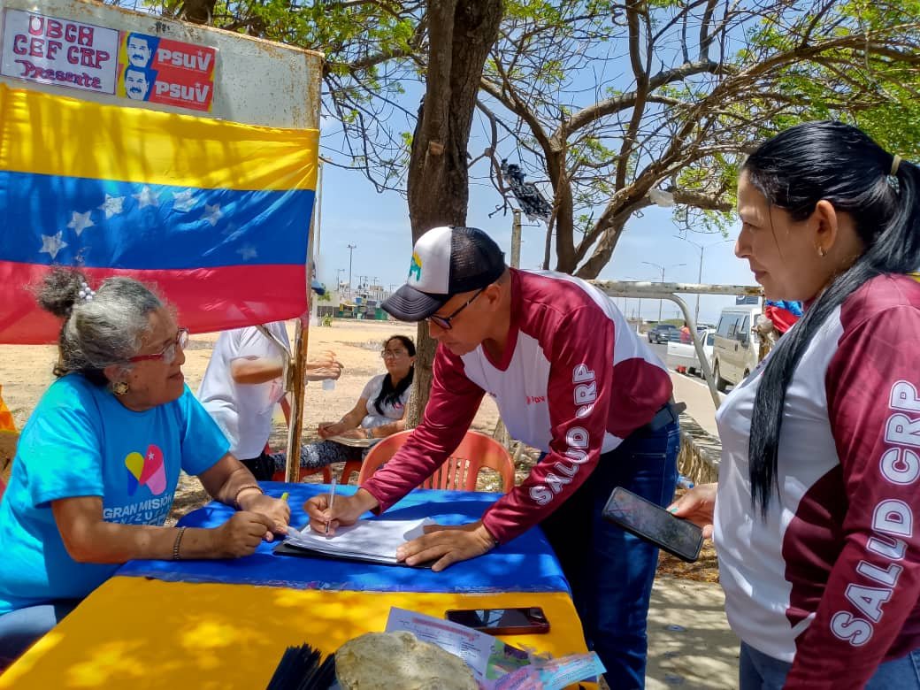 Hoy en familia ratificamos el compromiso por la Patria de acompañar al conductor de victorias <a href="/NicolasMaduro/">Nicolás Maduro</a> 
<a href="/dcabellor/">Diosdado Cabello R</a> <a href="/PartidoPSUV/">PSUV</a> <a href="/WillsRangelCBST/">Wills Rangel PDVSA CBST FUTPV</a>