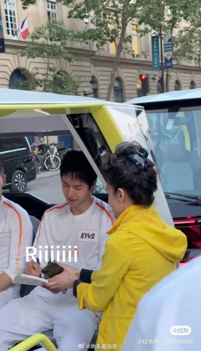 envyofyibo's tweet photo. Lucky auntie got Wang Yibo autograph!!!! 😭😭😭

PARIS TORCHBEARER WANG YIBO
#WangYibo_OlympicTorchRelay #WangYibo #Paris2024 https://t.co/EwNFBi3Gyp