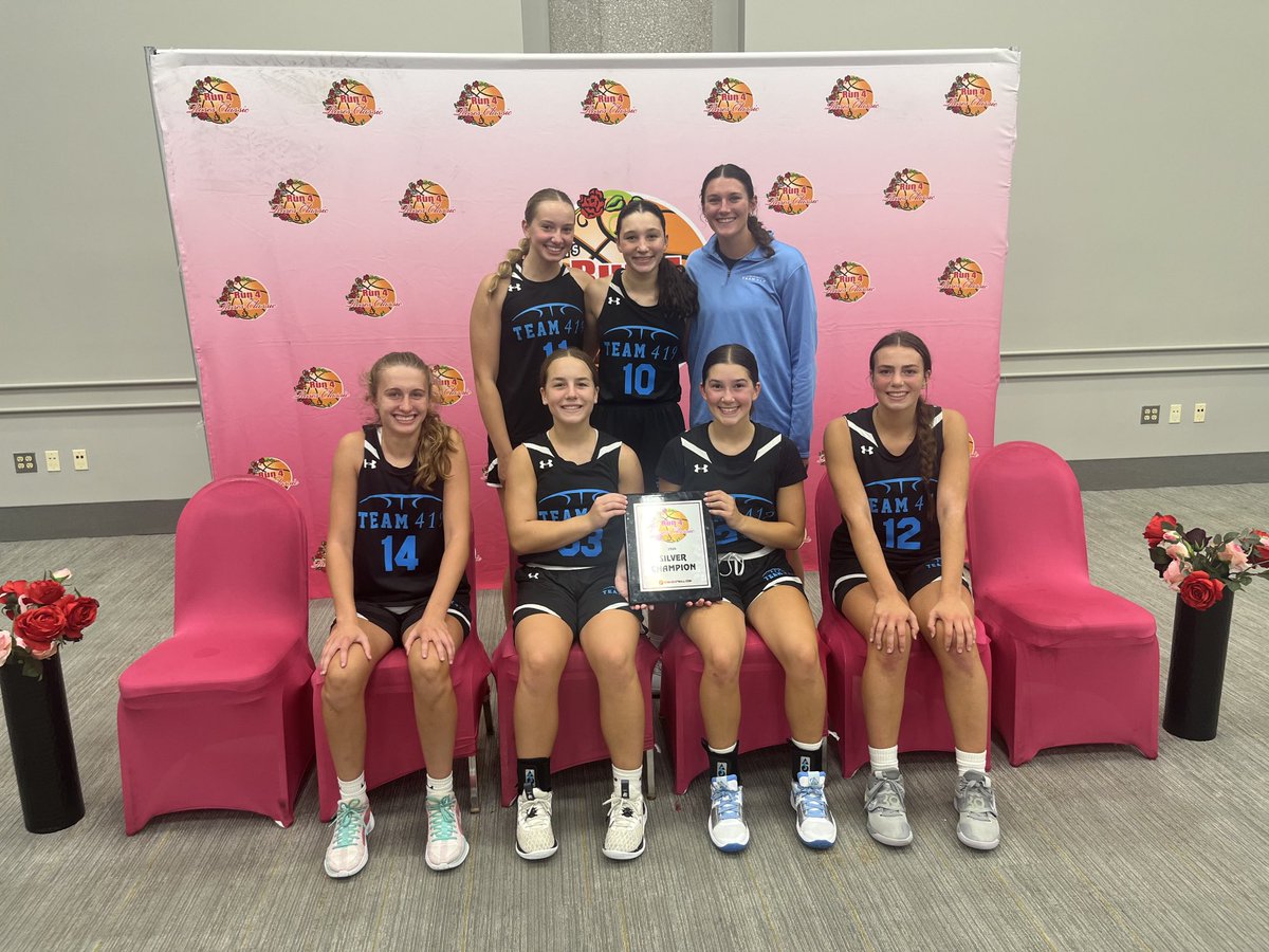 team419basket's tweet photo. 2027 team playing at their first ⁦@TFNsRun4Roses⁩ .  Played teams from Illinois, Minnesota, Missouri and Pennsylvania (2). https://t.co/oyz6jExfnr