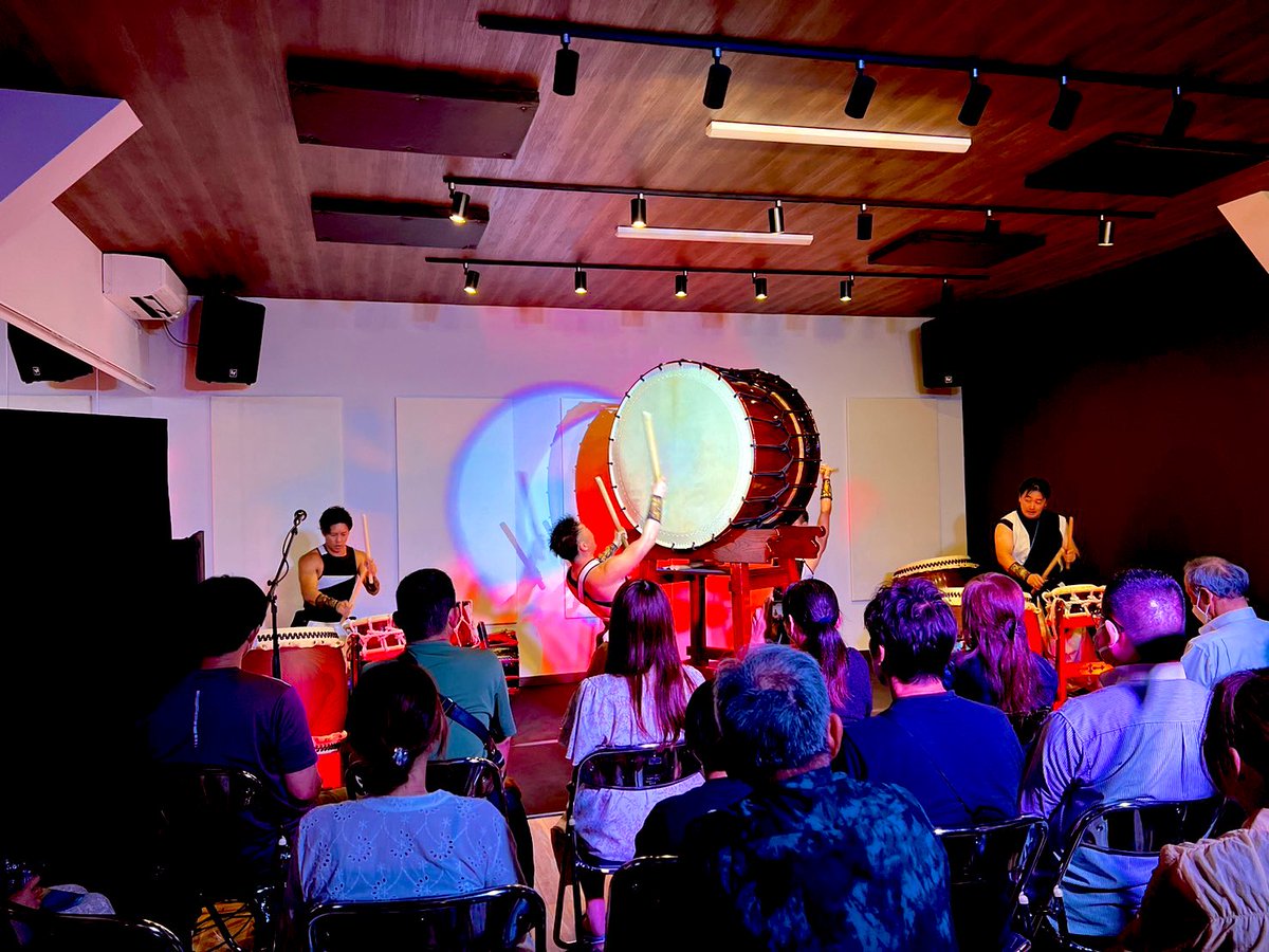 sho_waka411's tweet photo. @AskaGumi EN Crative Studio LIVE
スタジオのオープンをお祝いとして出演してくださいました。大五郎先生、まゆさん、メンバーの皆さんに改めて感謝の気持ちでいっぱいです。ありがとうございました。
超至近距離LIVE最高!
照明:@kaito_wadaiko
#舞太鼓あすか組 #尼崎 #エンクリ #ENCS https://t.co/uaoE4yECbo