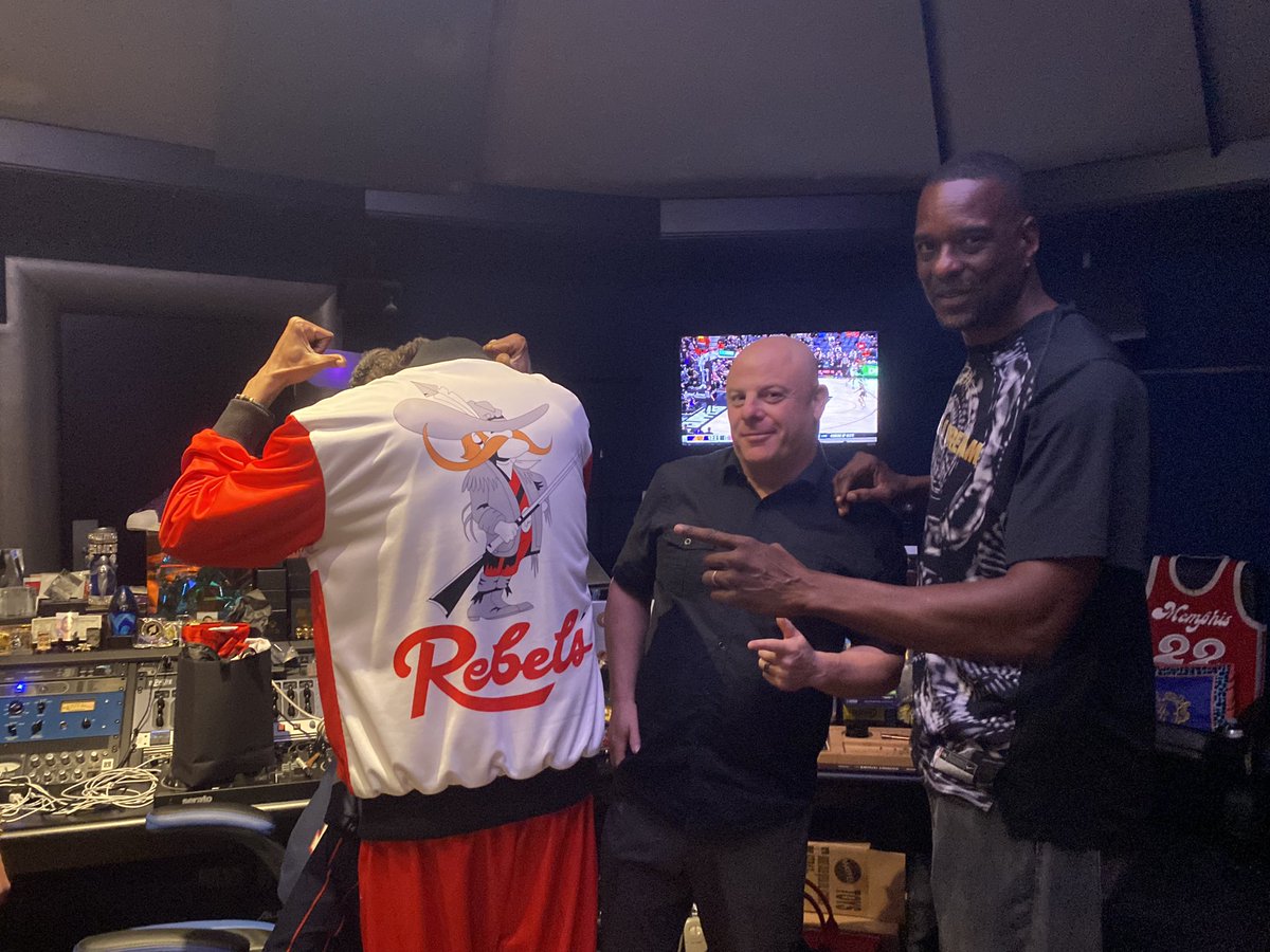 KingsofVegas__'s tweet photo. Our captain @staceyaugmon hanging with @SnoopDogg talking about our #KingsofVegas movie. Thankful to have @TheOriginalLJ2 call in. Our iconic @TheRunninRebels team was all about #Family. Then, now, and tomorrow. #Rebels4Life ~ #KOV https://t.co/2NbOKcmyxJ