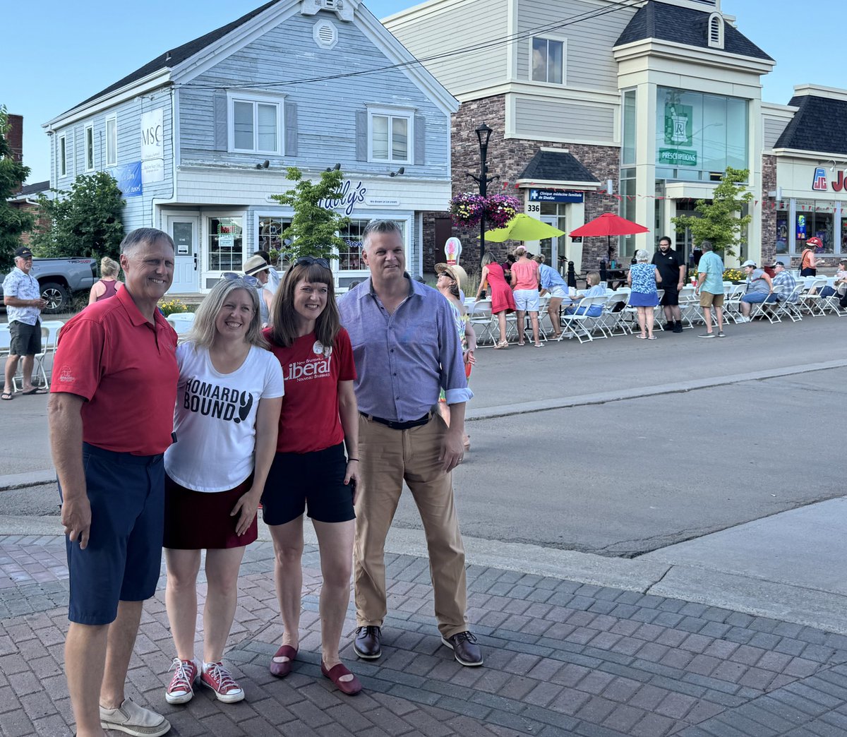susanholt's tweet image. Une journée superbe à Shediac avec @jacquesmla, @RobertGauvin5 et Claire Johnson ☀️ Visite au Centre Homarus et délicieux dîner de homard à La Grande Table avec des centaines d&apos;amis. 🦞 Merci aux organisateurs et bénévoles pour cet événement incroyable. 🙌🏻