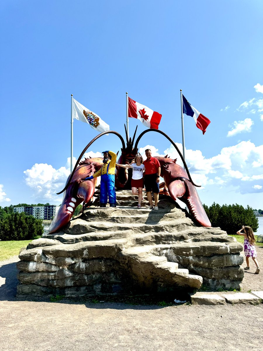 susanholt's tweet image. Une journée superbe à Shediac avec @jacquesmla, @RobertGauvin5 et Claire Johnson ☀️ Visite au Centre Homarus et délicieux dîner de homard à La Grande Table avec des centaines d&apos;amis. 🦞 Merci aux organisateurs et bénévoles pour cet événement incroyable. 🙌🏻