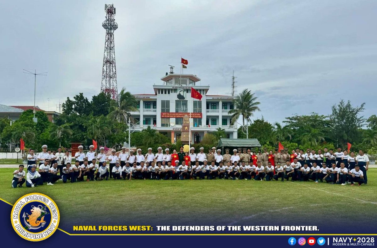 Frances_Mng's tweet photo. Vietnam People’s Navy hosted their PH counterparts for a series of exchanges at VN-occupied Southwest Cay (Pugad Island) in the Spratlys last July 10. They held staff to staff talks, played sports and showcased each other’s culture 📸
Naval Forces West https://t.co/cXZXWXnUTH