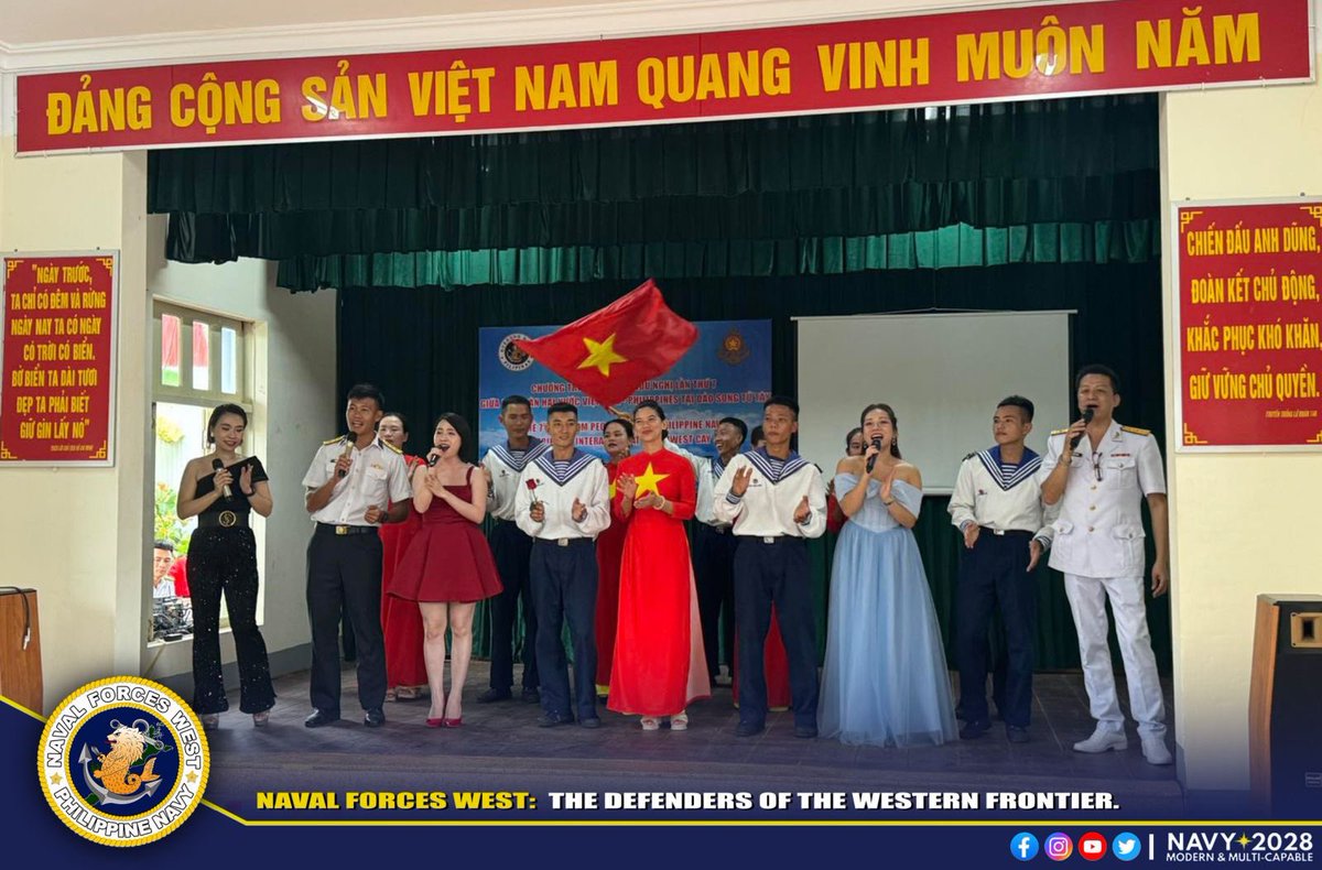 Frances_Mng's tweet photo. Vietnam People’s Navy hosted their PH counterparts for a series of exchanges at VN-occupied Southwest Cay (Pugad Island) in the Spratlys last July 10. They held staff to staff talks, played sports and showcased each other’s culture 📸
Naval Forces West https://t.co/cXZXWXnUTH