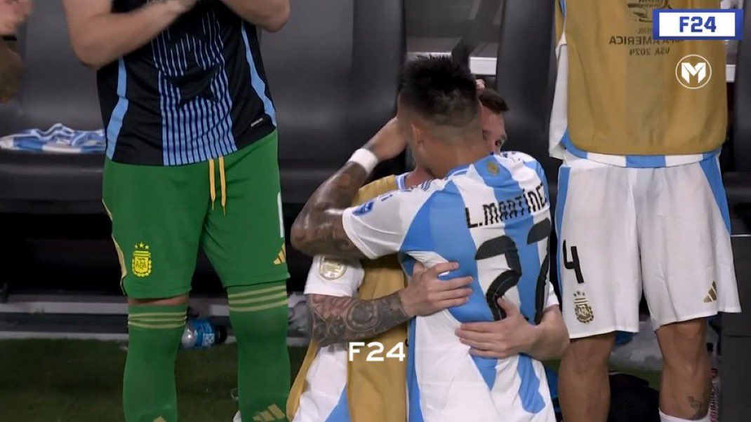 Capitano_M14's tweet photo. لذلك ميسي اعظم لاعب في التاريخ 

ميسي مب مجرد لاعب يلعب في فريق مكون من ١١ لاعب ، ميسي هو اللاعب اللي يجعل المجموعه تحب تلعب للمجموعة وليس لنفسها 

ميسي هو القائد قليل الكلام كثير الفعل.. لذلك الارجنتين حققت ٣ بطولات دوليه وفي طريقها للرابعه 

لانها تمتلك قائد اسمه "ليو ميسي" 👏🏻 https://t.co/zaPpMVKNZs
