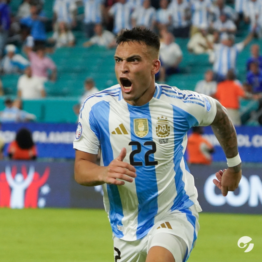 clarincom's tweet photo. ¡GOOOOOL DE ARGENTINA! 🇦🇷

Lautaro Martínez puso el 1-0 que la Albiceleste gane, por el momento, le gane la final de la Copa América a Colombia .

📲 Seguí el minuto a minuto en https://t.co/ppXkFjMdQj https://t.co/ygaRW7FjGl