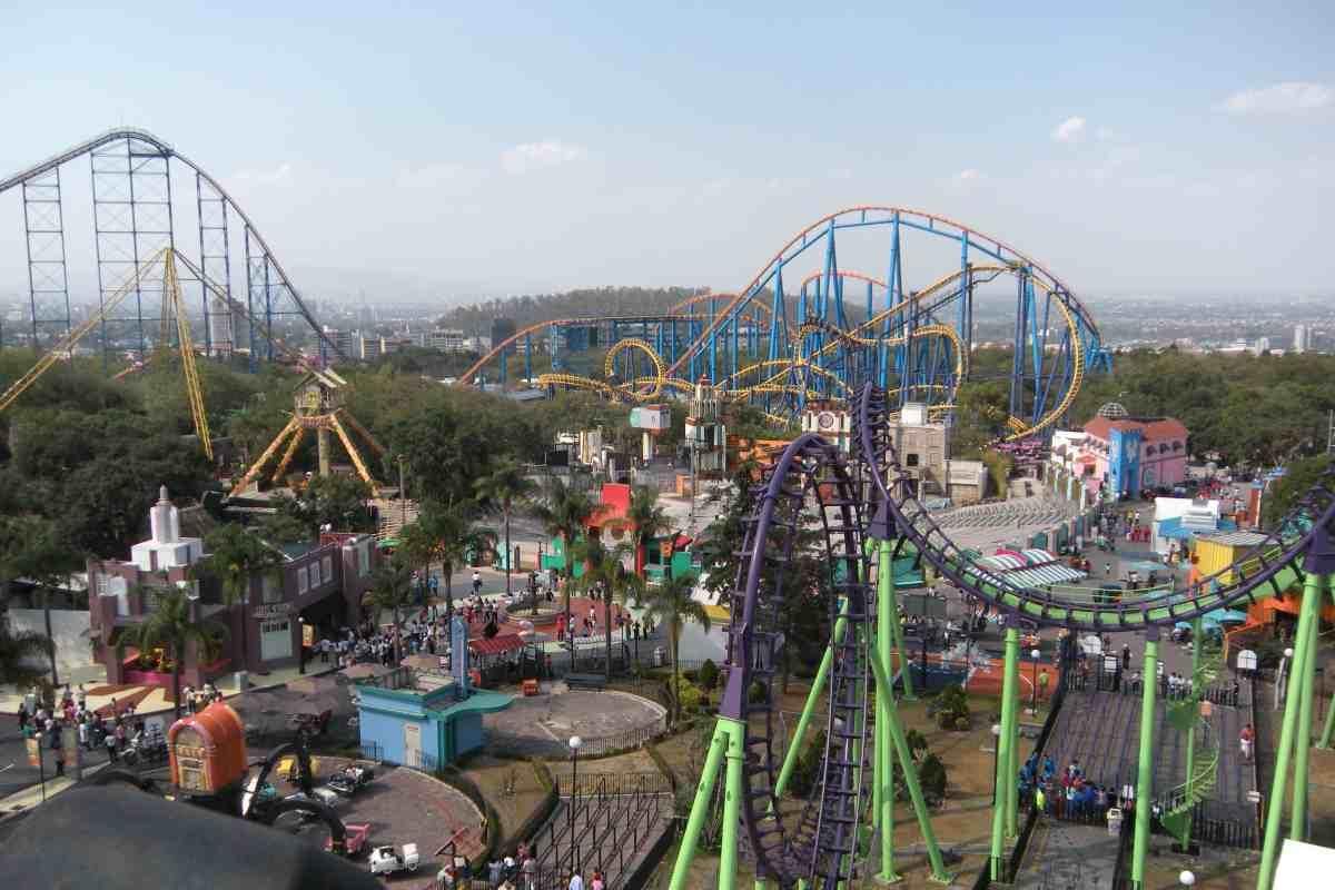 Pajaropolitico's tweet photo. 🎢  Six Flags talará 151 árboles para construir un juego.

✋ @SEDEMA_CDMX dijo que no autorizó el proyecto, pero sí determinó que se realice ‘consulta vecinal’ para informar sobre el impacto del retiro del arbolado.

🆘 Vecinos llaman a #BoicotSixFlags: https://t.co/viQtGwNvRt https://t.co/ssYFz3EJTj