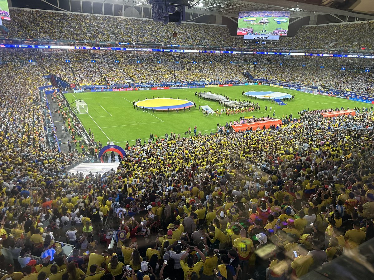stuholden's tweet photo. Looks like we’re finally about to kick this game off….

Colombia 🇨🇴 vs Argentina 🇦🇷 in front of… a lot of fans… some with tickets, some without- shambles. Hoping everyone behaves and we get a great game. 

Standing room only to see the Copa America Final. LIVE on FOX now. https://t.co/CCyBzrGCOv