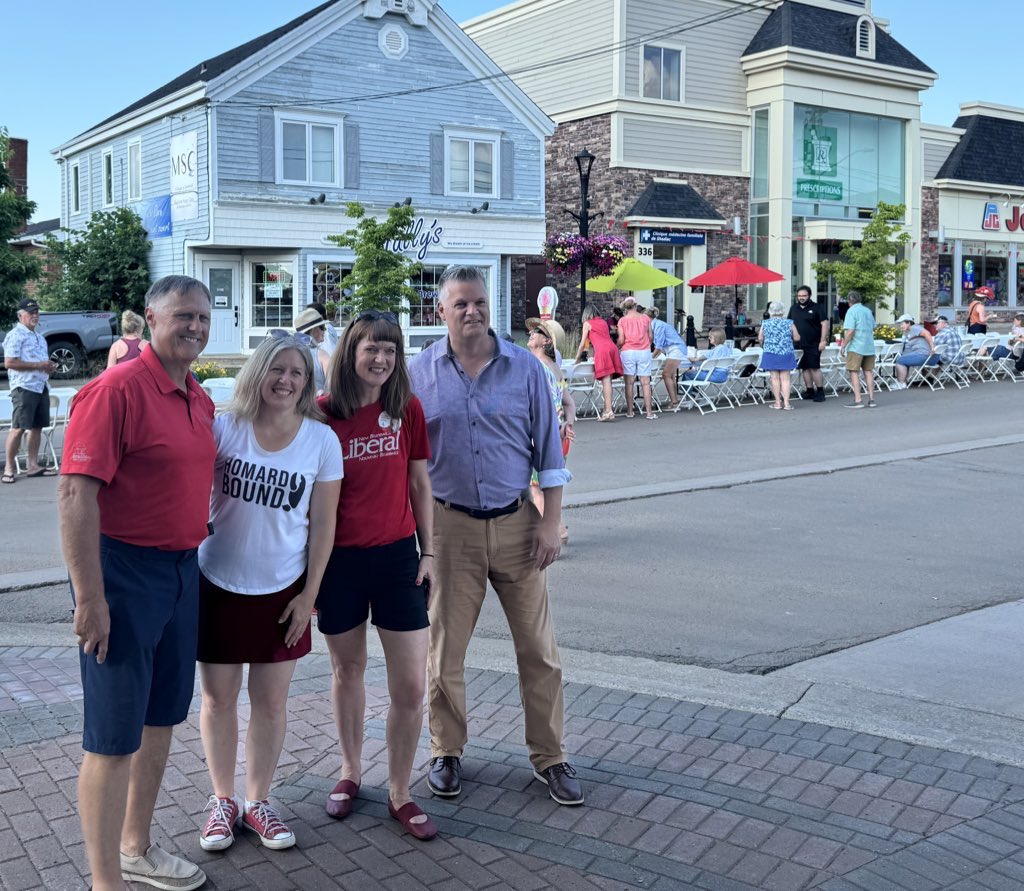 susanholt's tweet image. Beautiful day in Shediac with @jacquesmla, @RobertGauvin5 &amp;amp; Claire Johnson!☀️ We toured the Homarus Centre &amp;amp; enjoyed a delicious lobster dinner at La Grande table with hundreds of friend🦞 Thanks to the festival organizers &amp;amp; volunteers who make this unforgettable event happen. 🙌🏻