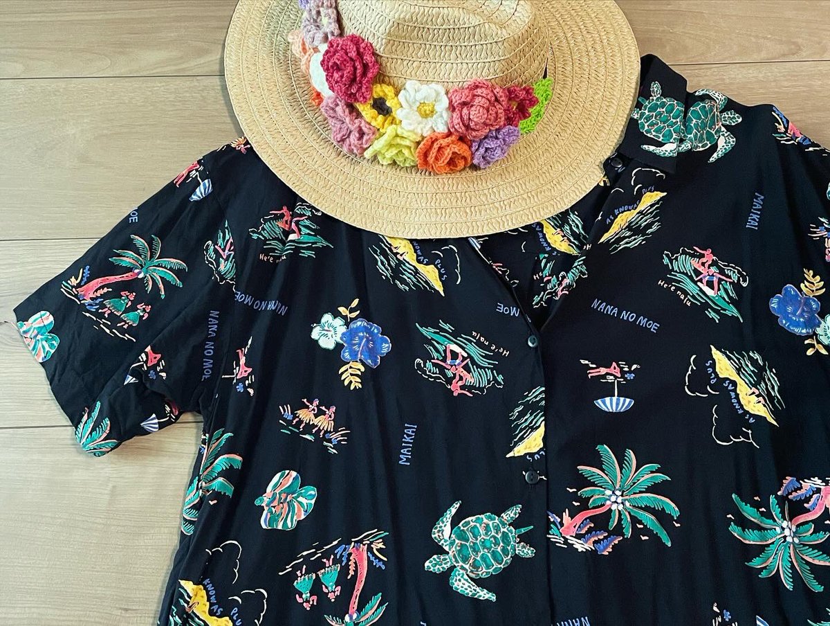 Daisoの帽子をかぎ針編みのお花でこれでもかとモリモリにしてみましたー💪

明日のワークショップにも持って行きますー。わたしも編んでみたい！という方、お待ちしてまーす😘

<a href="/kotobldg/">西荻の“ことビル”</a> 西荻のことカフェでの癒しのモチーフ編みワークショップは明日7/16火曜11時〜17月でーす🫶

#西荻窪 #編み物