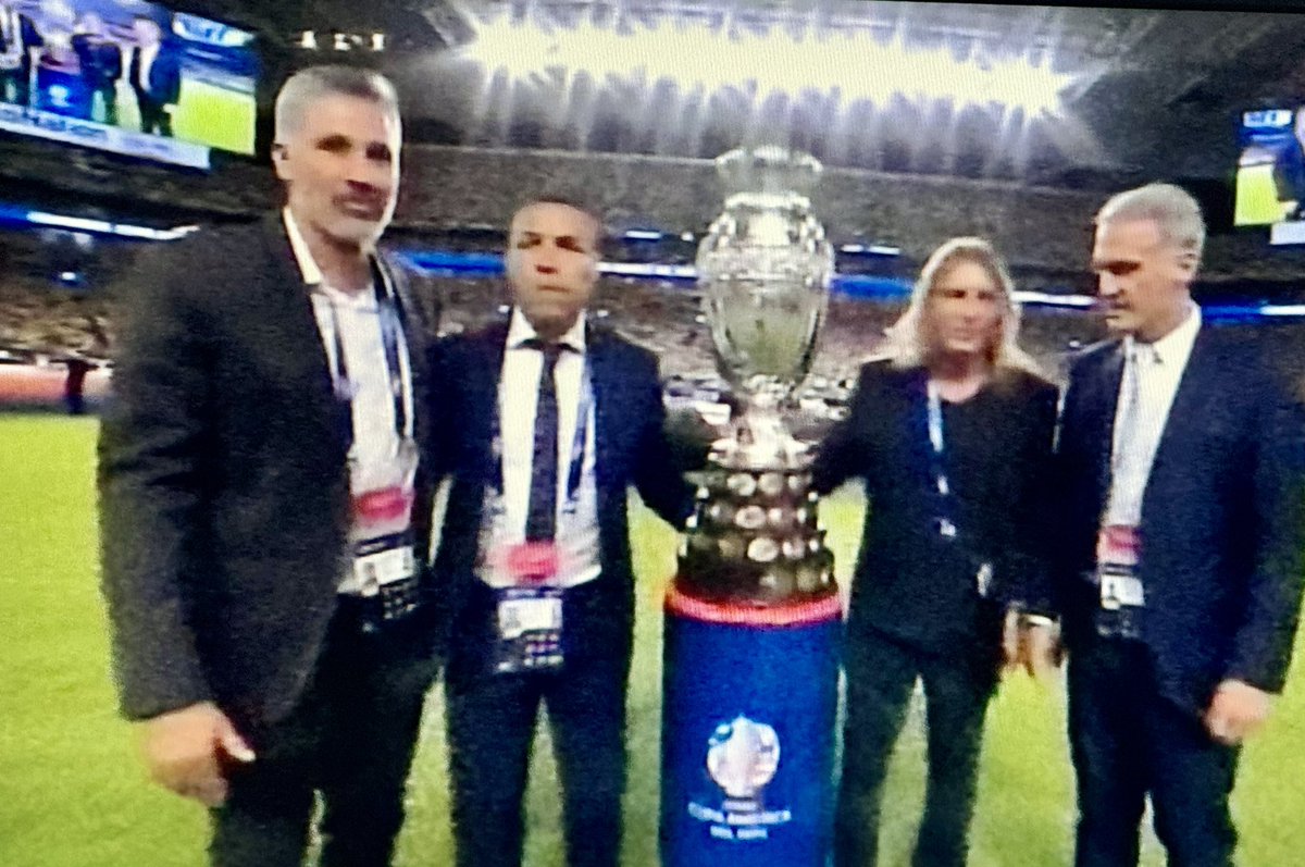 LucioArmijos's tweet image. AQUÍ ESTÁ LA COPA
Los ex jugadores Mario Alberto Yépez e Iván Ramiro Córdoba de #Colombia; Claudio #Caniggia y Oscar #Ruggeri de #Argentina en el #HardRockStadium con la Copa para el campeón 
#CopaAmerica #Brutal