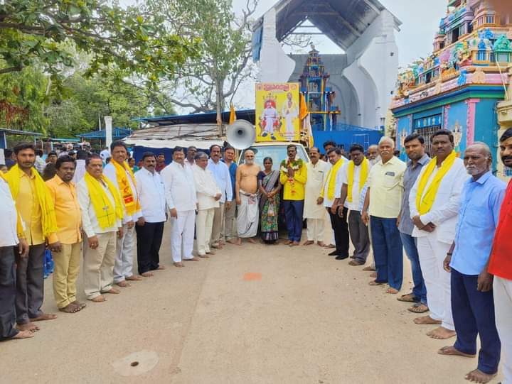 TDP_TG's tweet photo. రంగారెడ్డి జిల్లా:
 శ్రీ"నారా చంద్రబాబు నాయుడు గారు 
ఆంధ్రప్రదేశ్ సిఎంగా నాల్గవ సారి అయిన  సందర్భంగా ప్రముఖ క్షేత్రం శ్రీ చిలుకూరు బాలాజీ దేవాలయంలో ప్రత్యేక పూజలు నిర్వహించి  శ్రీశైలం వరకు టీడీపీ మొయినాబాద్ మండల ఇంచార్జీ ఎల్లని యాదయ్యగౌడ్ అధ్వర్యంలో  మహా పాదయాత్రగా బయలుదేరారు. https://t.co/Q9VyCjcVT1