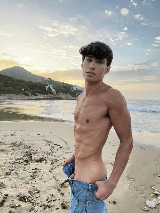 Guess the color of my underwear https://t.co/XeLaEXGmYj