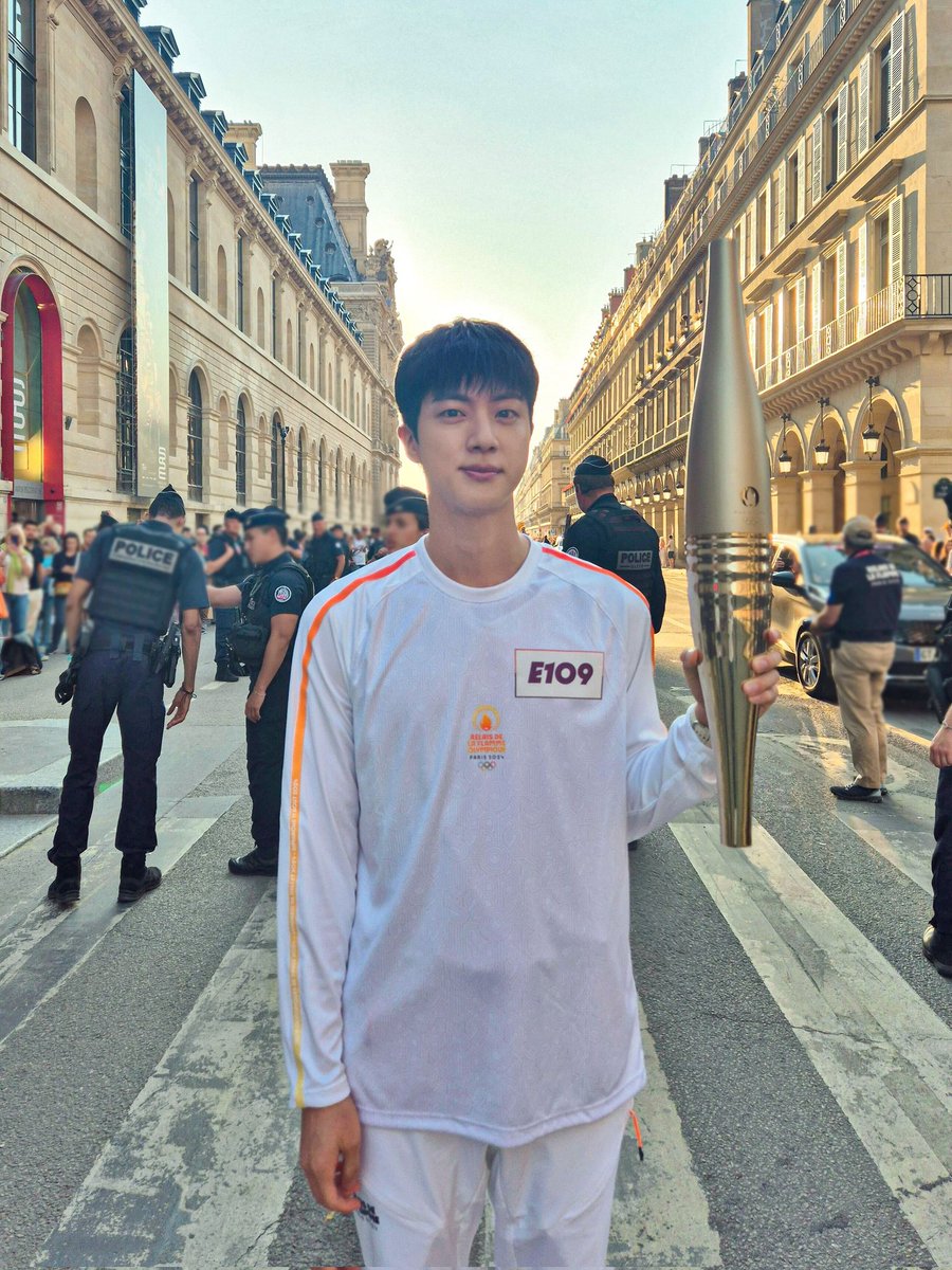 #JIN of <a href="/bts_bighit/">BTS_official</a> carried the Olympic torch in Louvre Museum section today. 🔥 Many fans were there at the scene to see him. Sharing his proud moment! 🪐✨ #BTS #방탄소년단 #JinxOlympics2024 #Paris2024