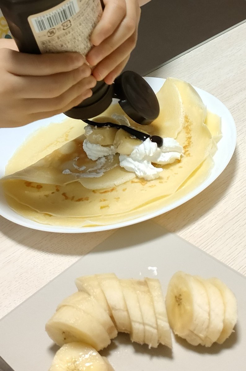 mille_dormir's tweet photo. クレープって雨の三連休とかに苦肉の策でするもんだったんだな。
10枚焼くのめちゃくちゃ面倒だったんですが、クレープメーカーの使用感はどうなんでしょう？ https://t.co/N3pMRlF8a2