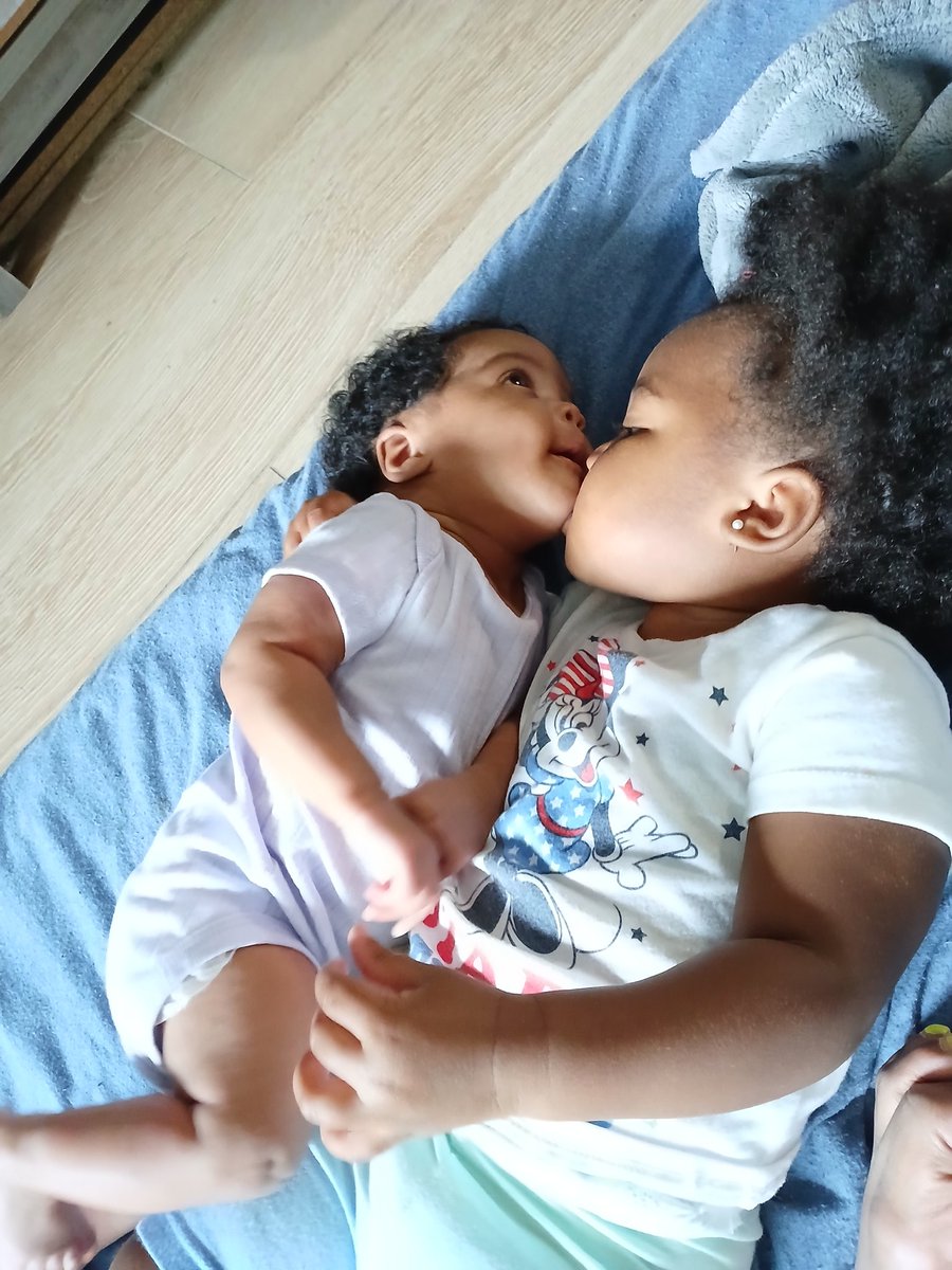 OhHeyPoet's tweet photo. People told me Garden was gonna be so jealous and have a hard time adjusting to a new baby and it's been the exact opposite.. she's just the sweetest big sister 💕  #IrishTwins #TwoUnderTwo #GardenAndLyrical https://t.co/16FKSTI2gS