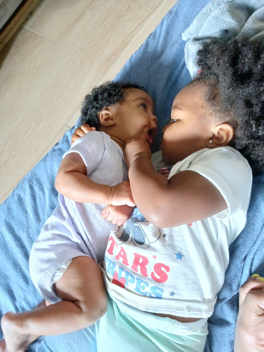 OhHeyPoet's tweet photo. People told me Garden was gonna be so jealous and have a hard time adjusting to a new baby and it's been the exact opposite.. she's just the sweetest big sister 💕  #IrishTwins #TwoUnderTwo #GardenAndLyrical https://t.co/16FKSTI2gS