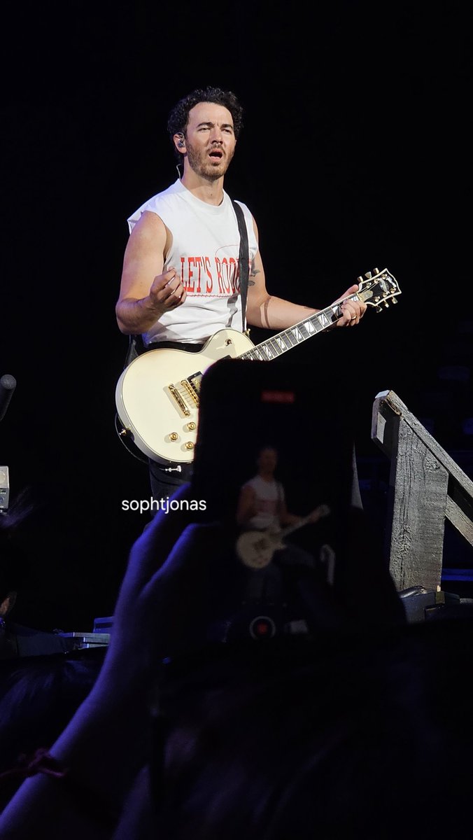 brosnalane's tweet photo. Some pics for the Kevin girls from the show last night! https://t.co/ymZNGYiGzU