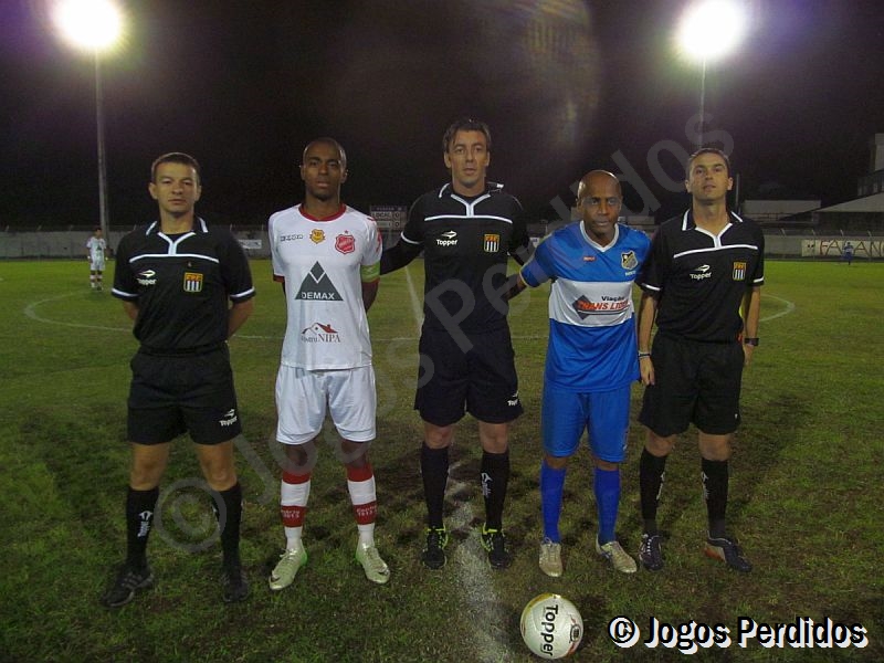 jogosperdidos's tweet photo. Um dia você está ensinando um árbitro a sair do Estádio Francisco Ribeiro Nogueira, em Mogi das Cruzes, em um jogo da Segundona Paulista e no outro o mesmo árbitro, um tal de Raphael Claus, está apitando a final da Copa América nos Estados Unidos.

Essa vida é bem engraçada. 😊 https://t.co/5vRLDrAcw5