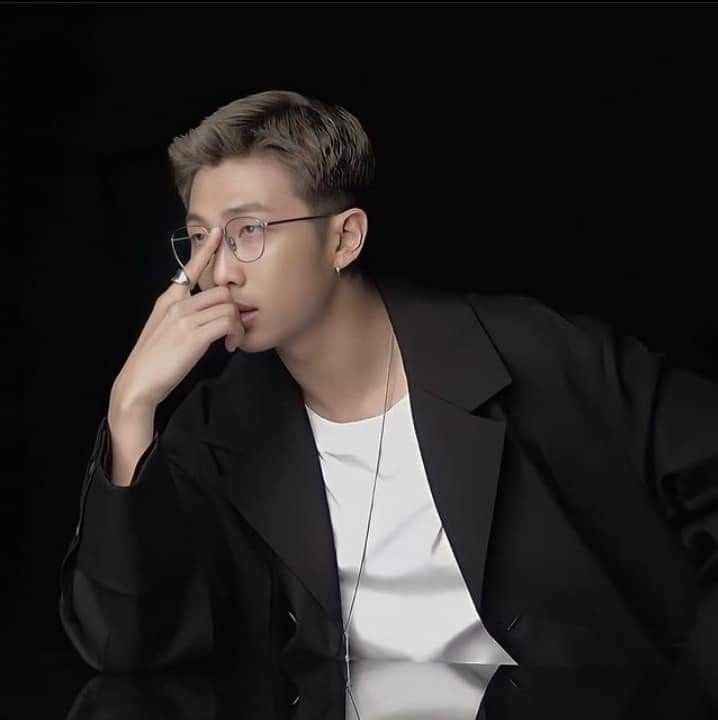 hourlyhyungline's tweet photo. professor kim namjoon https://t.co/Xl8JhzfQXU