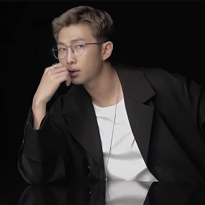 hourlyhyungline's tweet photo. professor kim namjoon https://t.co/Xl8JhzfQXU