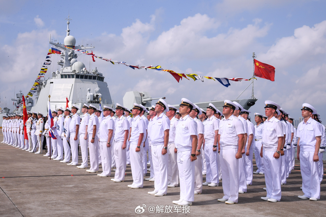 PDChinese's tweet photo. 【中俄“海上聯合-2024”聯合演習開幕】中俄“海上聯合-2024”聯合演習14日在廣東湛江某軍港開幕。

這次演習設立聯合指揮部，由中俄兩國海軍混合編組。開幕式上，中方演習總導演表示，兩國海軍始終秉持高起點、高效率發展策略，務實合作的規範化和體系化水平高位運行，雙方專業領域交流廣泛、海上聯演聯訓機制日趨完備，兩國海軍遂行海上聯合軍事行動能力不斷提升。俄方總導演表示，舉行海上聯合軍事演習，能夠有效提升雙方參演部隊聯合協作和專業技術水平，對共同維護海上和地區安全發揮重要作用。

演習分兵力集結、港岸籌劃和海上演練3個階段進行。俄方參演艦艇編隊12日抵達湛江某軍港，雙方參演兵力完成集結。開幕式後，兩國海軍共同展開圖上推演和戰術協同，聯合指揮部圍繞海上演練階段的重點演練課目進行深入研討，敲定協同要點。下一步，參演艦艇將赴湛江附近海空域組織錨地防禦、聯合偵察預警、聯合搜救、聯合防空反導等多個課目演練，並開展實際使用武器訓練。