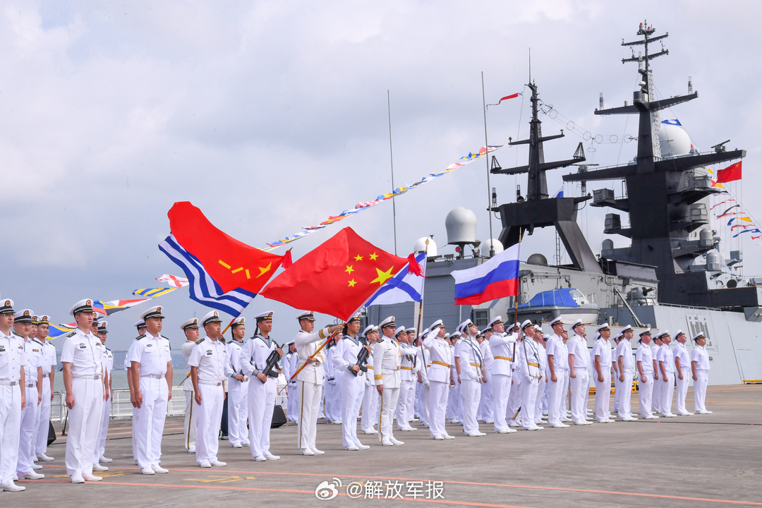 PDChinese's tweet photo. 【中俄“海上聯合-2024”聯合演習開幕】中俄“海上聯合-2024”聯合演習14日在廣東湛江某軍港開幕。

這次演習設立聯合指揮部，由中俄兩國海軍混合編組。開幕式上，中方演習總導演表示，兩國海軍始終秉持高起點、高效率發展策略，務實合作的規範化和體系化水平高位運行，雙方專業領域交流廣泛、海上聯演聯訓機制日趨完備，兩國海軍遂行海上聯合軍事行動能力不斷提升。俄方總導演表示，舉行海上聯合軍事演習，能夠有效提升雙方參演部隊聯合協作和專業技術水平，對共同維護海上和地區安全發揮重要作用。

演習分兵力集結、港岸籌劃和海上演練3個階段進行。俄方參演艦艇編隊12日抵達湛江某軍港，雙方參演兵力完成集結。開幕式後，兩國海軍共同展開圖上推演和戰術協同，聯合指揮部圍繞海上演練階段的重點演練課目進行深入研討，敲定協同要點。下一步，參演艦艇將赴湛江附近海空域組織錨地防禦、聯合偵察預警、聯合搜救、聯合防空反導等多個課目演練，並開展實際使用武器訓練。
