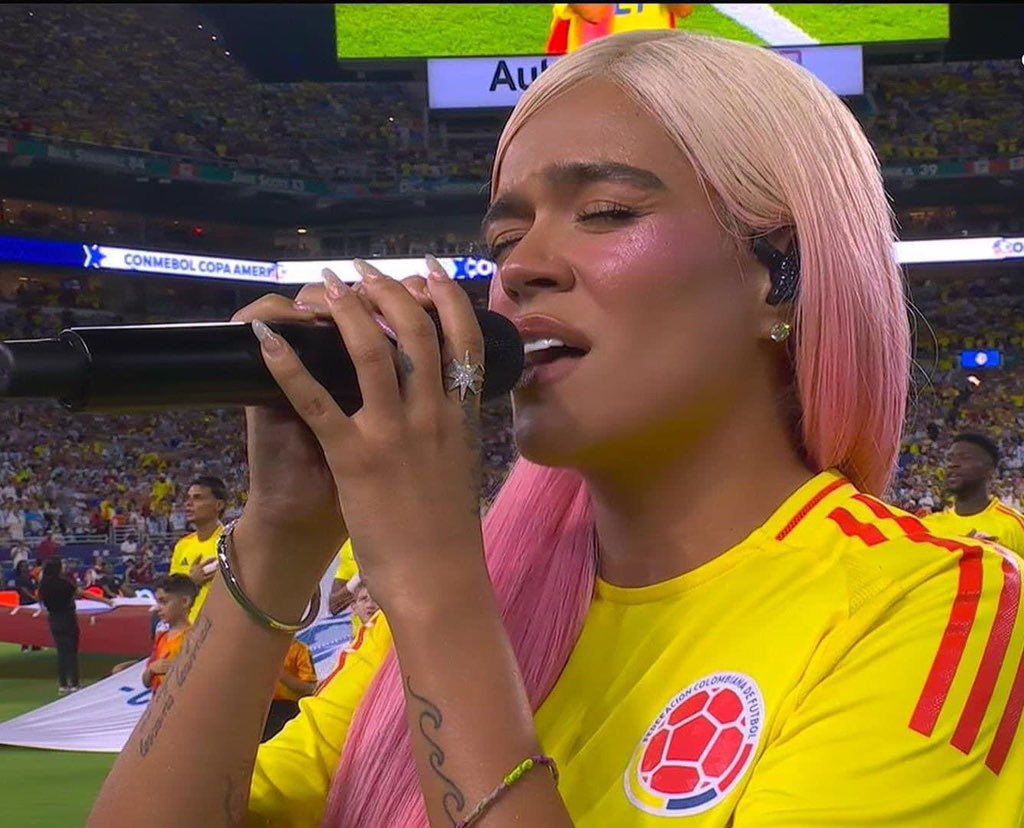 El7oficialmx's tweet photo. Karol G cantando el himno en la final 🫶🏻 https://t.co/MKz4i9rios