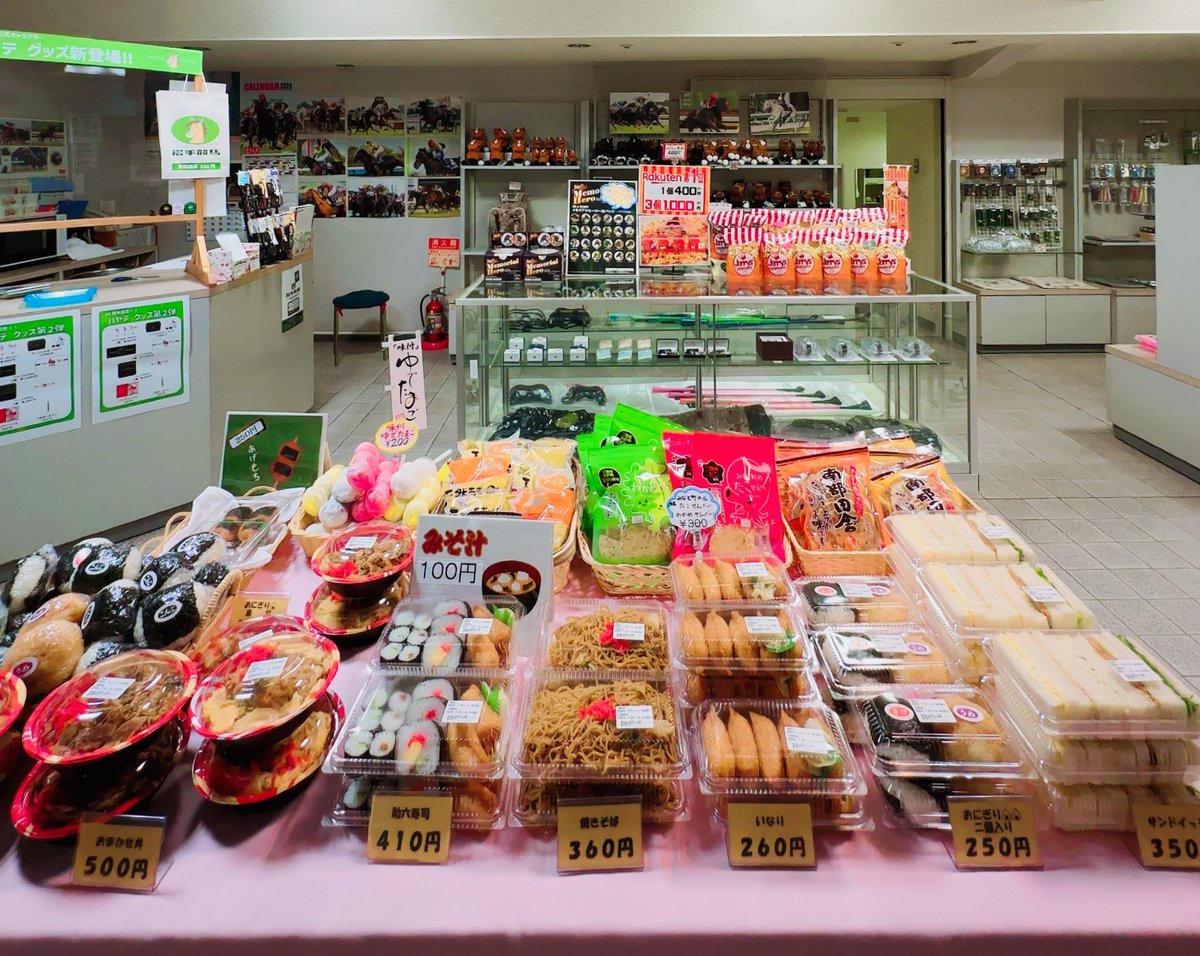 こちらも準備万端です！！ エントランス広場前の特設テントでは60周年