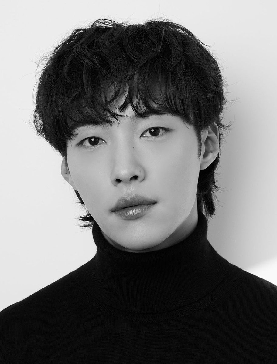 thehwanderland's tweet photo. 📄| #WooDoHwan is meeting #KimSooHyun

According to an exclusive report by Star News on the 15th, Woo Do-hwan will be appearing in the Disney+ original series 'Knockoff'. 

He will act as Lee Min-seok who is the CEO of the largest portal site of South Korea and Kim Soo Hyun's high school classmate, he will help Kim when he was in a financial crisis.

[단독]우도환 '넉오프' 합류..'짝퉁왕' 김수현 돕는다
https://t.co/0c3tt9QxZH