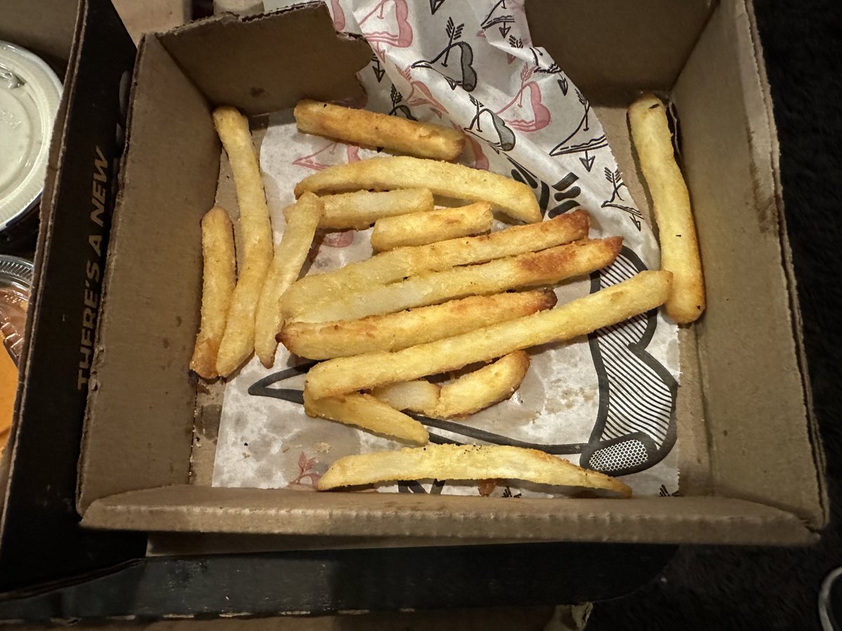 OmarCuriel's tweet photo. oigan @PizzaHut_Mexico, deberían avisar que sus papas a la francesa que venden en 79 pesos, solo contienen 15 papitas, me parece un gran abuso.
Ojalá @Profeco los regulara. https://t.co/zzbWj5HgTn