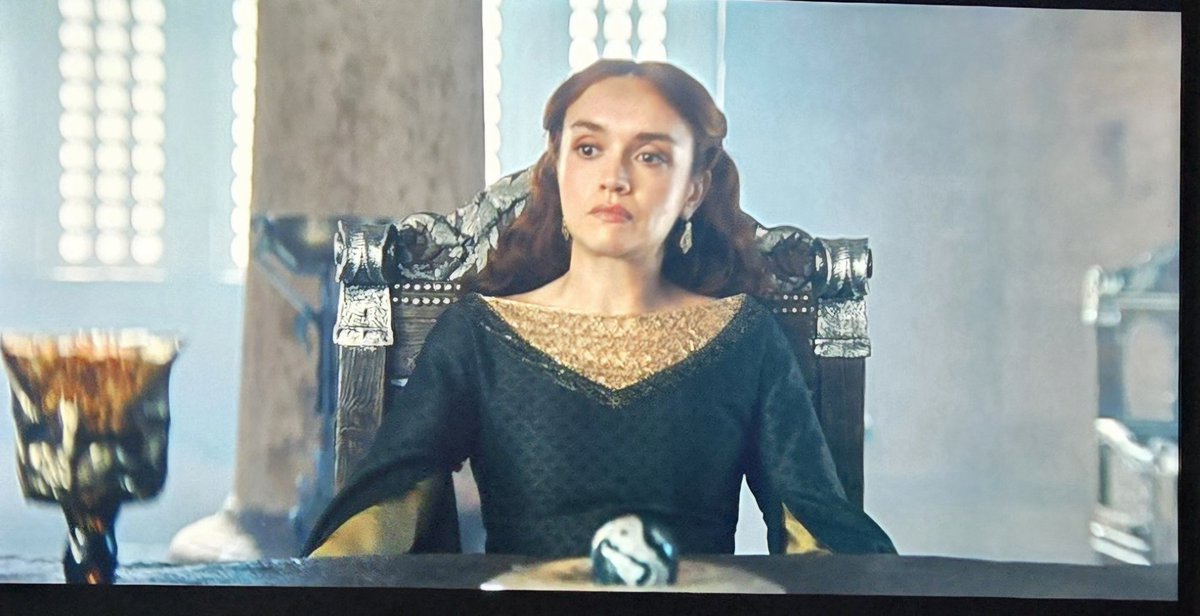 _Moyanna's tweet photo. Old Alley Cat realizing  just how bad she fucked everything up..priceless  🤣 #DragonsYall #HOTD #HouseOfTheDragon https://t.co/zBpLAFIQCG