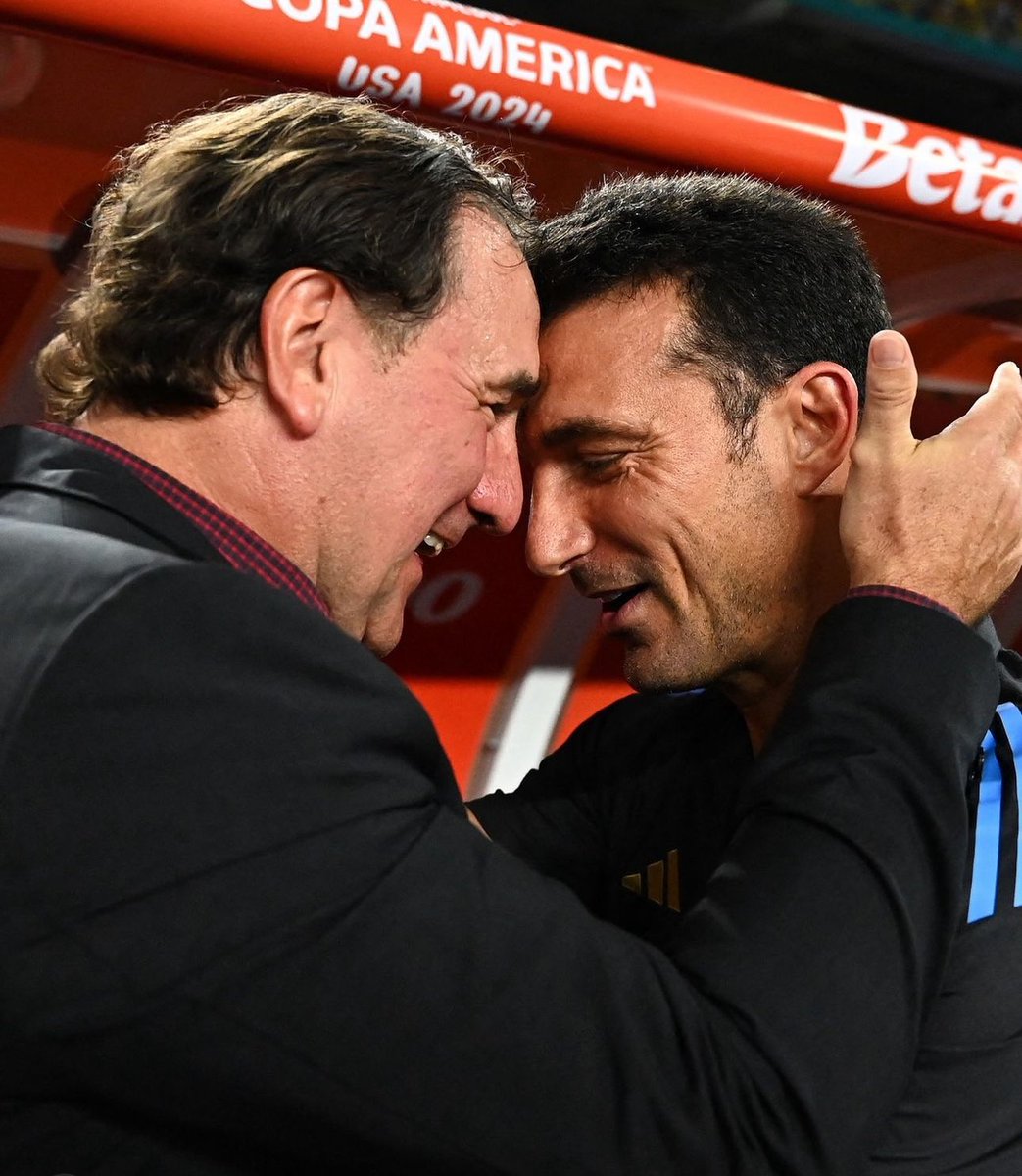 tvmaxdeportes's tweet photo. ¿QUÉ SE HABRÁN DICHO? Gran saludo entre Lionel Scaloni y Néstor Lorenzo antes de que comience la final de la Copa América entre Argentina 🇦🇷 y Colombia 🇨🇴. #FullCopaAmerica #Fullfutbol #Copaamerica https://t.co/Atogxda17a