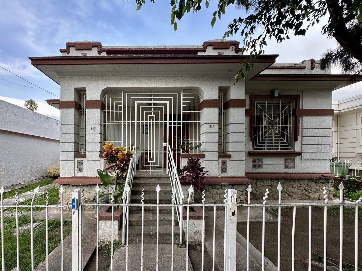 ExaArq's tweet image. 🏘️ Más casitas del Ing. Juan José Barragán 
Estilo Ecléctico (Años 1920)
Col. Americana, #Guadalajara

Algo que he notado es que Barragán (hermano) utiliza mosaicos en la mayoría de sus obras como elementos decorativos. 🔳