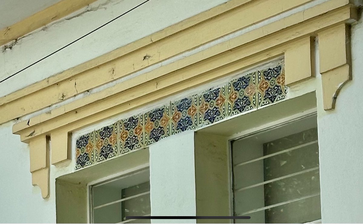 ExaArq's tweet image. 🏘️ Más casitas del Ing. Juan José Barragán 
Estilo Ecléctico (Años 1920)
Col. Americana, #Guadalajara

Algo que he notado es que Barragán (hermano) utiliza mosaicos en la mayoría de sus obras como elementos decorativos. 🔳