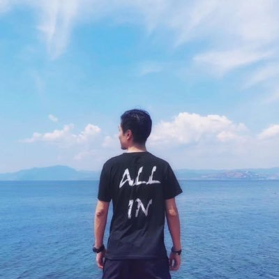 sky_gpt's tweet photo. 揭秘 最早期投资 FTX 的传奇交易员

今天介绍的是一位传奇交易员 @BensonTWN ，18年的老韭菜，是中文世界里面最早介绍 FTX 的几个人之一，那时FTX 还默默无闻。 

Benson 的第一桶金是在 2019 年 ALL IN FTT 赚来的， 而在 3 年后，FTX 的倒闭让他损失了 96% 的资产。他花了很长时间走出来。

除了 Benson 外，还有两位 最早在中文世界布道 FTX的传奇交易员。一位是 AKG 的仓公子 @cangakg，一位是 Redline Labs 的敏哥 @Readline_lucky 。

说来有趣，当时 FTX 倒闭的时候，我那时候在仓公子的基金实习，那时候很多人问他怎么看 FTX的事情，要不要把钱提出来，仓董在微信视频号作了直播回复，他个人没有把从 FTX 赚的钱从 FTX 提出来，所以后面大家都知道了。

所以我特别理解 @BensonTWN 的心情，因为作为传奇交易员都是知行合一的，都在 FTX 上把在 FTX 上赚的钱基本亏回去了。然后觉得辜负粉丝信任。

那这几位传奇交易员最近在干什么呢？

@Readline_lucky 现在他的日常 是分享自己对市场的看法和美女图片，感觉挺惬意的

@cangakg  仓董比较忙，香港美国成都到处跑。最近不怎么分享 对市场的看法，似乎不需要名气，毕竟传奇交易员不太需要流量。

重点说一下 @BensonTWN ：
Benson 最近做了一个非常适合 trader 的产品 @coinkarma_ ，因为ftx 最开始是为这些热爱做交易的人创建的工具，做了非常多适合交易员的创新，如“杠杆代币、子账户、混合保证金”等，后面随着做大，慢慢的丧失了初心变的平台化，后面倒闭。市面上再也没有像ftx那样专门为 trader 的舒适度做的产品了。

CoinKarma 就是这样一个适合 trader 的产品，有经验的交易员喜欢的各个指标，界面，场内资金情况等都有。就像早期的 FTX 一样，trader用着会觉得很丝滑。

对于交易新人，有什么比多看传奇交易员分享更能降低赔率和提高交易水平呢？还有alpha 小群的直播分享，非常的alpha，这不比永赚博主强1w倍，机会难得，sky 只能说到这里了

CoinKarma 的网址是 https://t.co/Avc3Era2w5

还有更多关于 FTX 的故事，Sky 下次再说