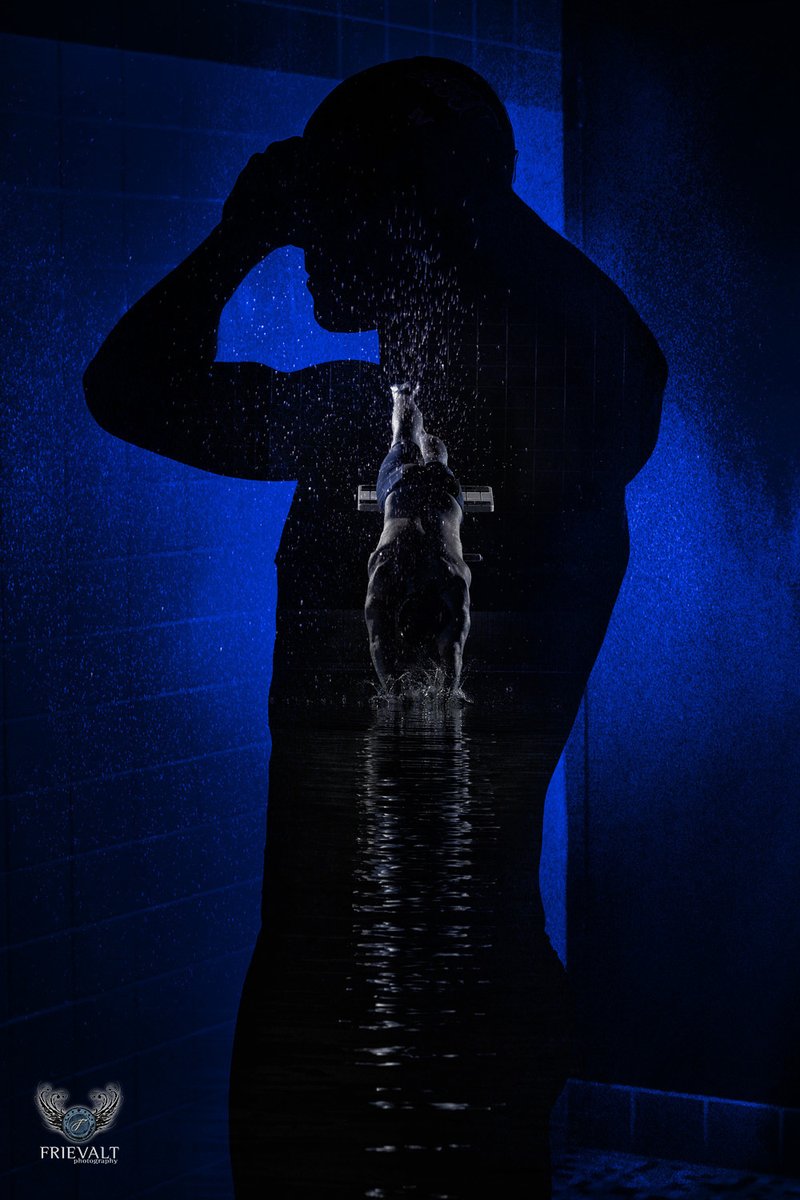 📷✨ Your senior portraits are more than just photos; they're a celebration of who you are. I use creative techniques to highlight your individuality and make each image a piece of art. Let's tell your story together. DM me to book your session! 🌟