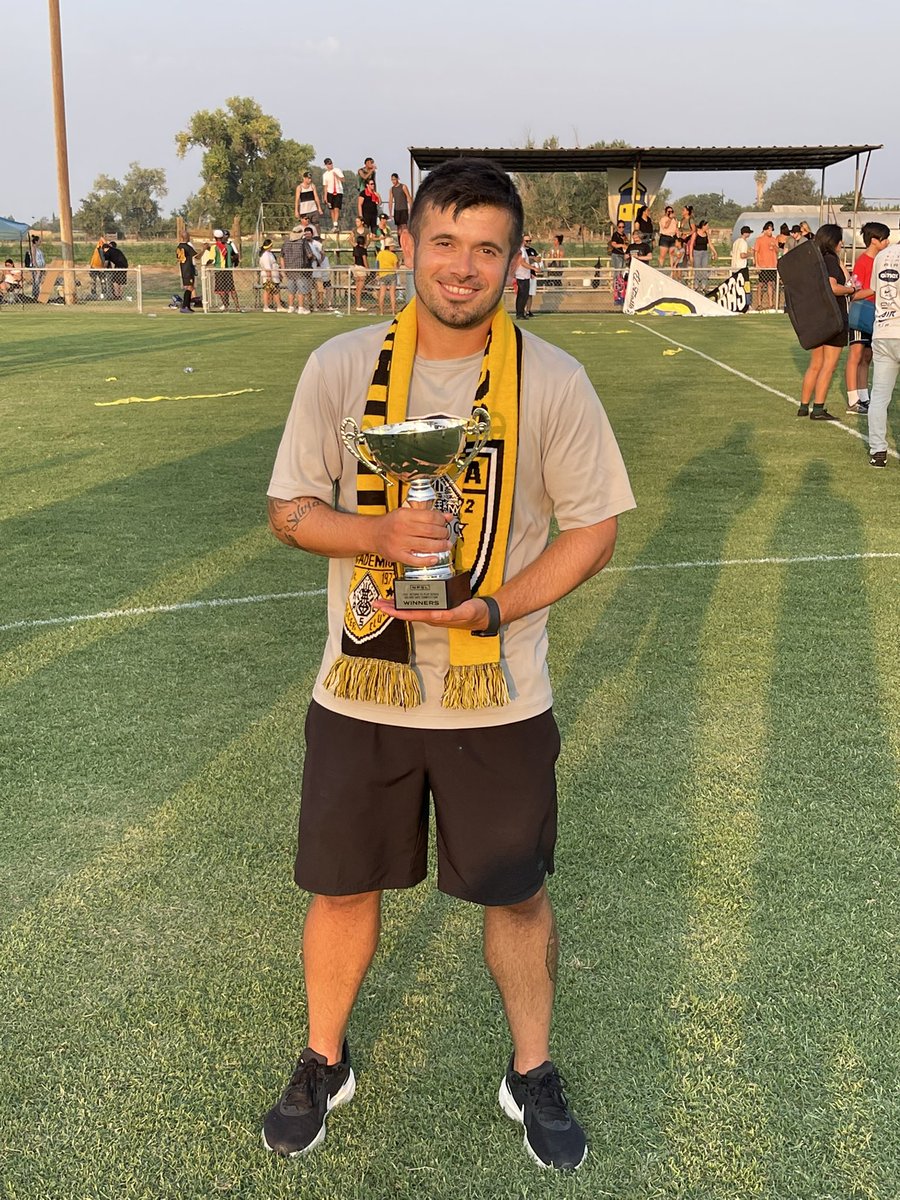 BGB209's tweet photo. Add one more picture. Without a doubt, one of the most humble and kind coaches to ever patrol a sideline. He FORCED us BGB members to take a picture with the trophy. Pure class in everything he did from start to finish. It was such a pleasure rooting for you, @sergioEsousa26 👑🙏🏻 https://t.co/uyPDBeLCgn