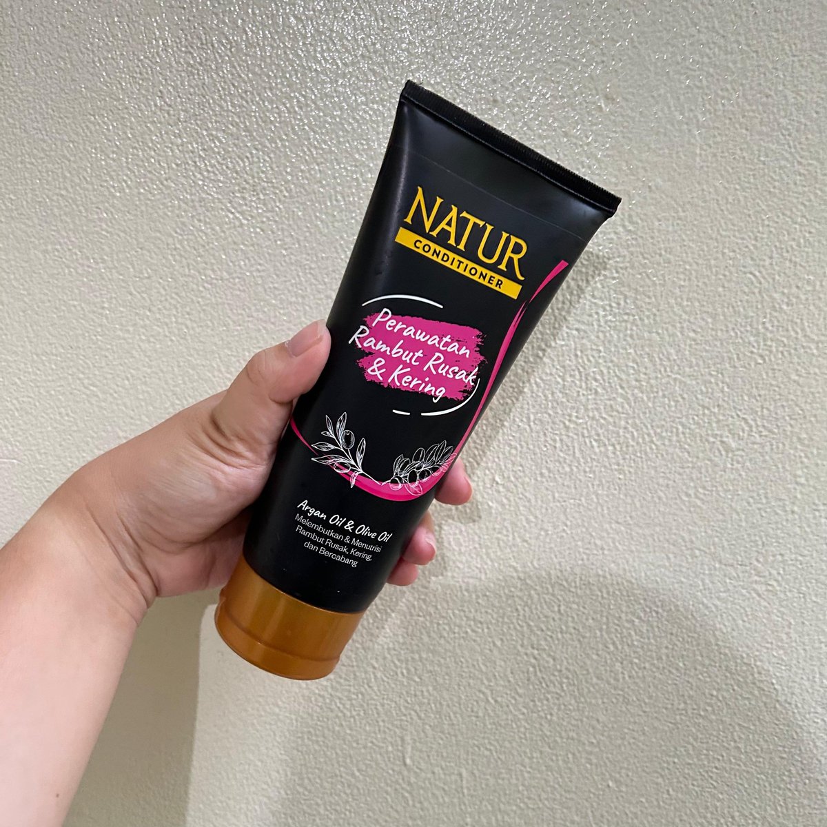 ditasape's tweet photo. stress bikin rambut rusak❌
rambut rusak bikin stress✅
asli bikin stress bgt,jadi mikirin produk apa yg cocok biar rambutku kembali sehat
and FINALLYYY ketemu Natur #ConditionerAlami With Argan Oil and Olive Oil https://t.co/yIeDN0pg0e