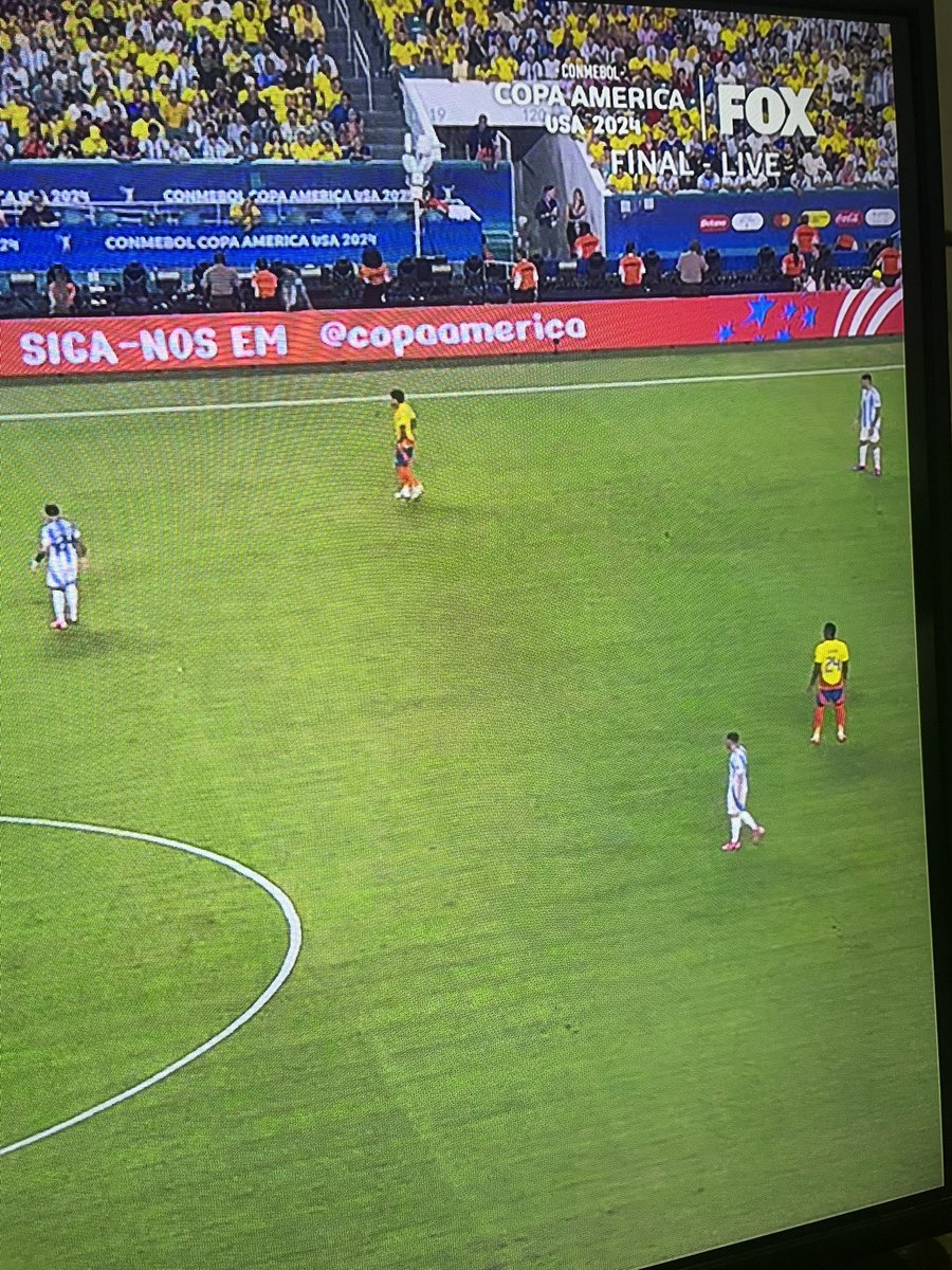 اللي يبي يتابع مباراة  #الارجنتين_كولومبيا على التلفزيون على قناة أمريكية اسمها I fox sport عاد التعليق انقلش اهم شي المتعة 😂