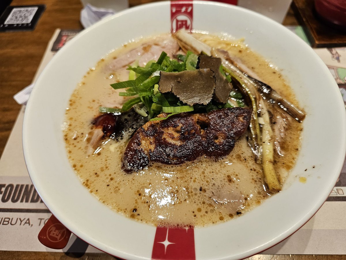 raecapili's tweet photo. Trying out Ramenagi's Limited King, Premium Butao. 

Tasted Truffles for the first time in my life.

That meat in the middle was heavenly. 😍

Rating it 🤓📝8/10 https://t.co/m78viURUge