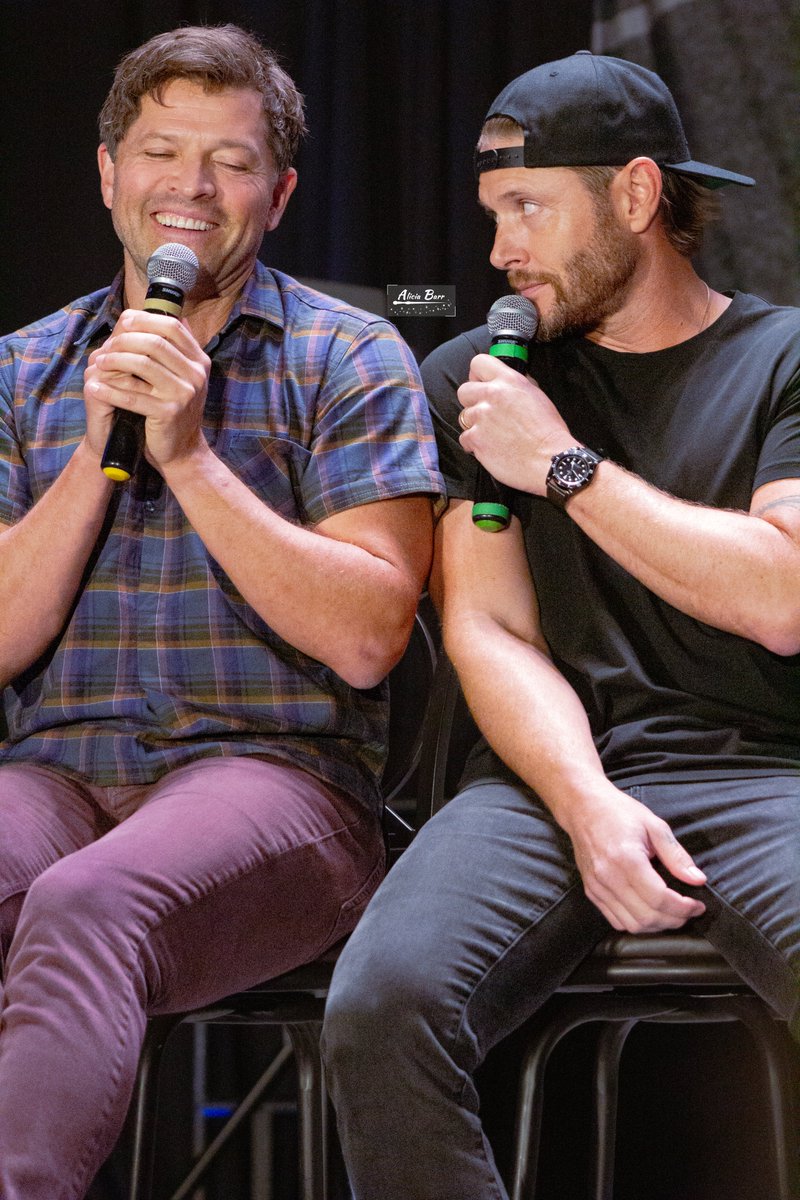 Love it when one of them makes the other laugh. 

Misha Collins and Jensen Ackles
Supernatural San Francisco
#SPNSF
