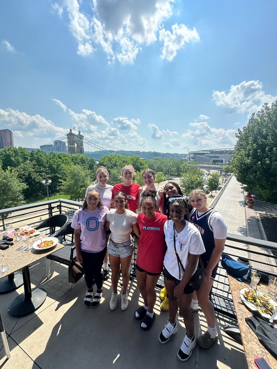MateaStroder4's tweet image. Team lunch in downtown Cincy ❤️🏀