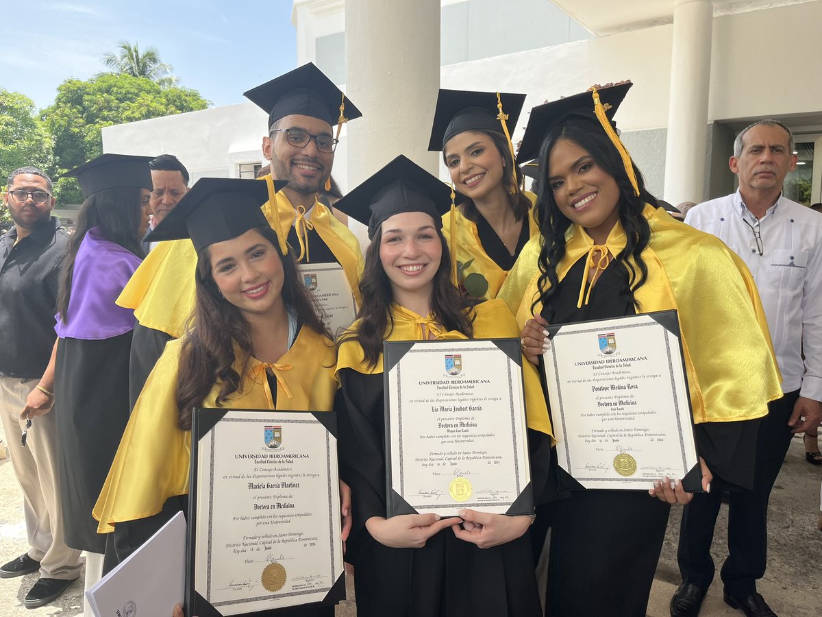 LiaJoubertMD's tweet image. I finally graduated Medical School! 🎓💛⚕️ grateful for the amazing people I was able to enjoy this journey with❤️🩹 #MedX