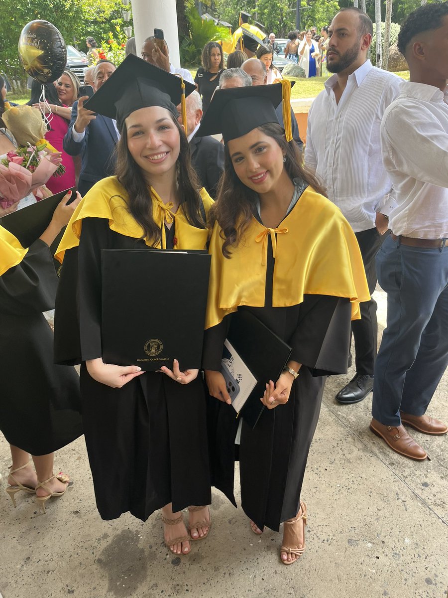 LiaJoubertMD's tweet image. I finally graduated Medical School! 🎓💛⚕️ grateful for the amazing people I was able to enjoy this journey with❤️🩹 #MedX