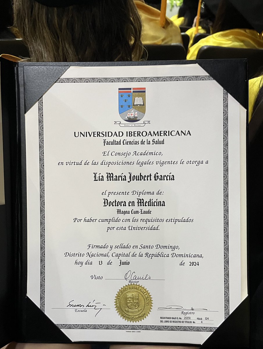 LiaJoubertMD's tweet image. I finally graduated Medical School! 🎓💛⚕️ grateful for the amazing people I was able to enjoy this journey with❤️🩹 #MedX
